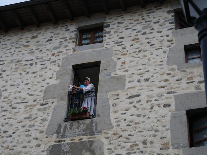 Ura eskatzen zeharkatu dute  33 1536436839510