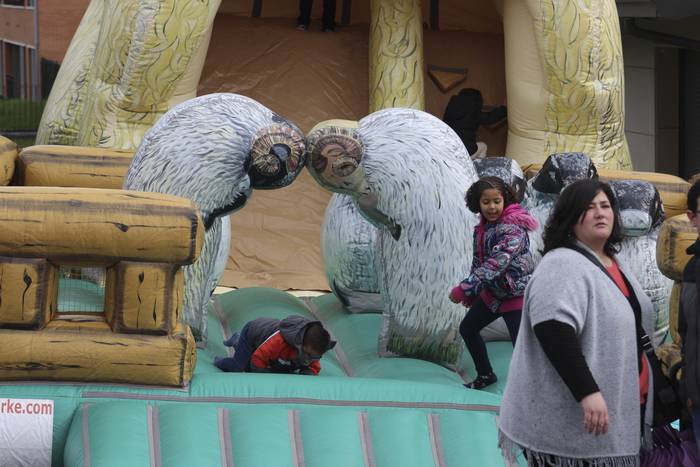 Baserri Azoka egin dute Okon 24 1521978814965