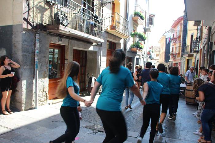 Gazte ugari batu zituen Inde 10 1508073805749