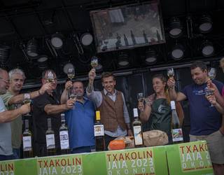 Aiaraldeko Txakolina Hollywood-eko pelikuletara eramateko konpromisoa hartu du Dani Alvarezek Okondon