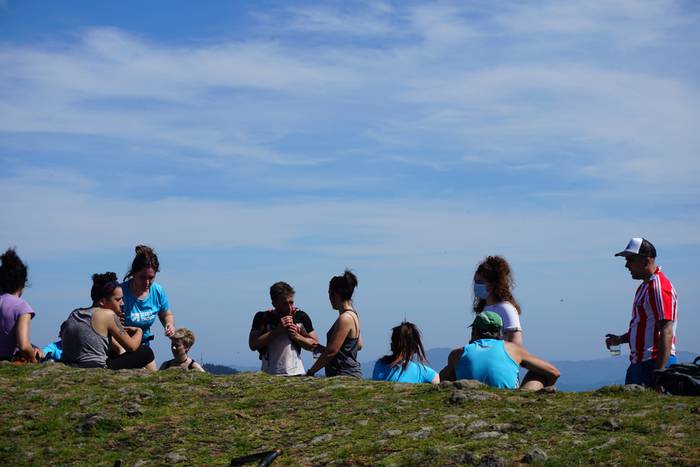 Dozenaka lagun igo dira esku 52 1620624406836