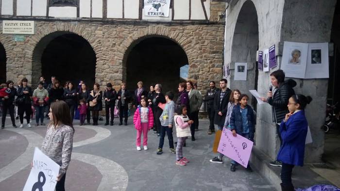 Ehunka lagun bildu dira esku 14 1489001113432