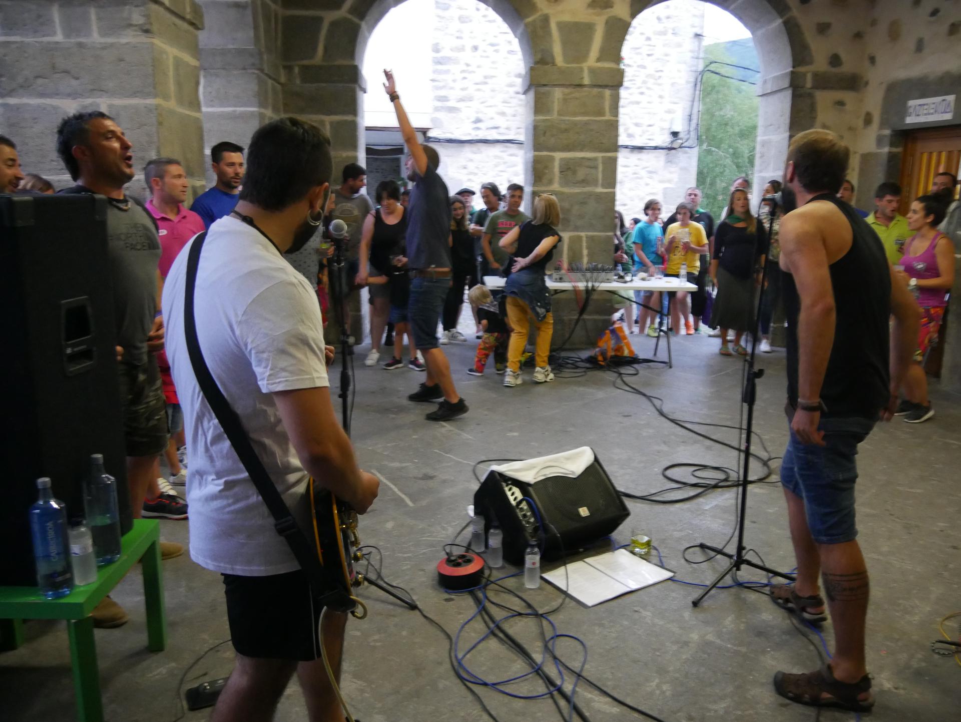 Emanaldi “rockero eta dibertigarria” prestatu du Artziniegako Rock Elkarteak biharko