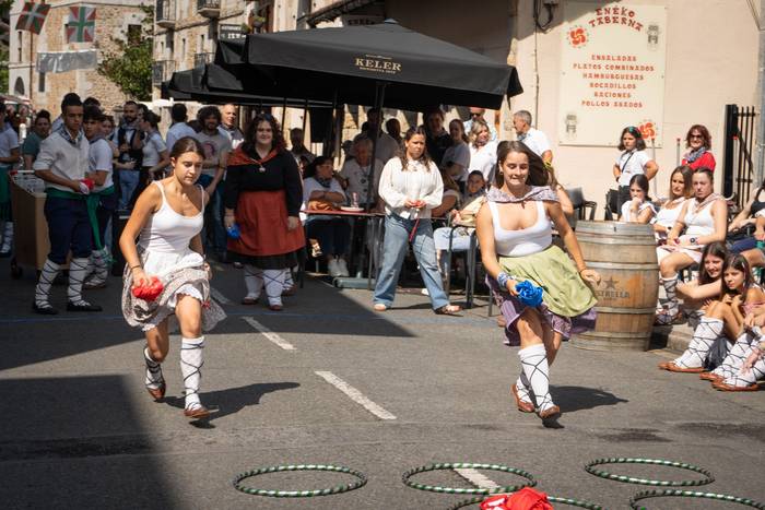 Ehunka lagun bildu dituzte j 3 1757018333692