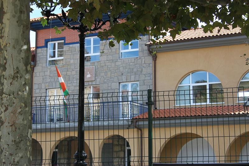 Eskolako sartu irten orduetan trafikoa itxiko dute