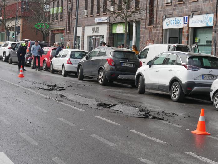 Ur hodi batek eztanda egin du eta kalteak eragin ditu Zumalakarregi etorbideko errepidean