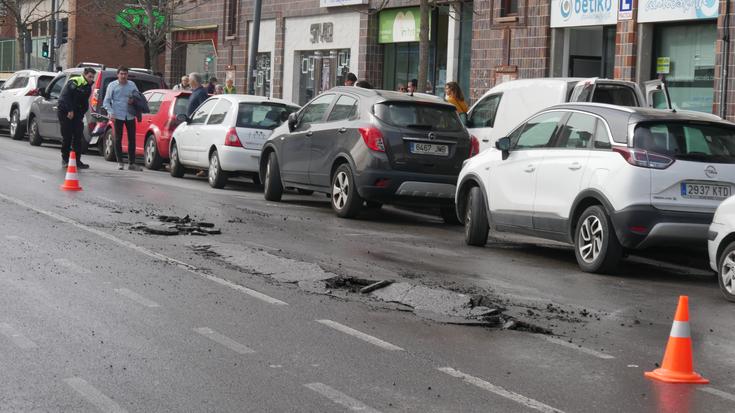 Ur hodi batek eztanda egin du eta kalteak eragin ditu Zumalakarregi etorbideko errepidean