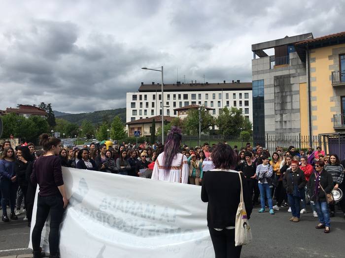 Aiaraldeko mugimendu feministaren epaitegiko protesta