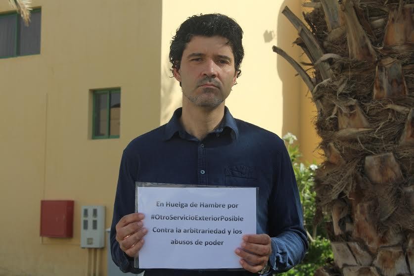 Juan Ramon Martin Menoyok uko egin dio Espainiako Enbaxadako lanpostuari, Kanpoko Zerbitzuko egoera salatzeko