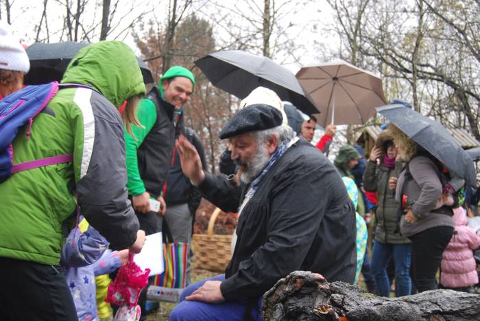 Olentzero hainbat lagunekin  2 1513585514546