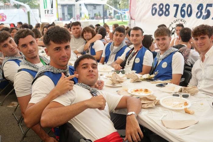 Ehunka lagunek egin dute bat 26 1755423070640