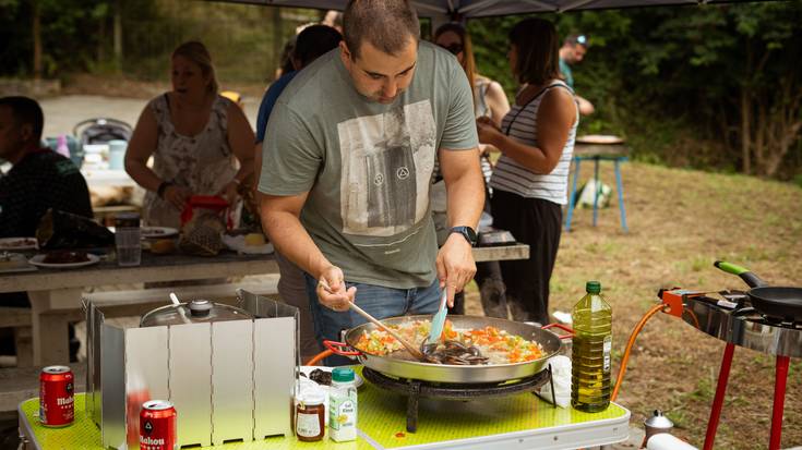 Paella lehiaketa eta motor-klasikoen erakusketa Larrinbeko jaietan