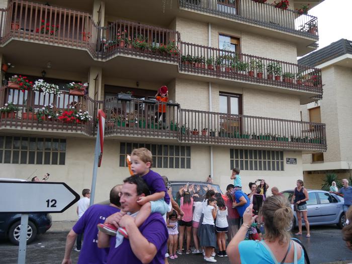 Ura eskatzen zeharkatu dute  25 1536436669751