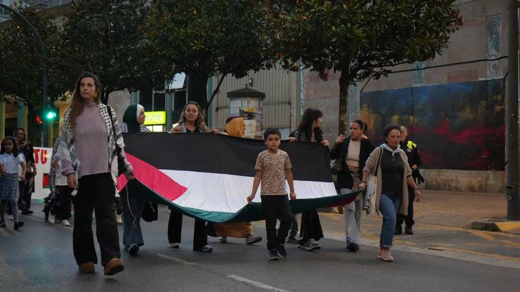 Giza katea osatu dute Gazako genozidioa bigarren urteurrenean