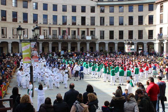 Ehunka umek jo dute danborra 2 1493309901092