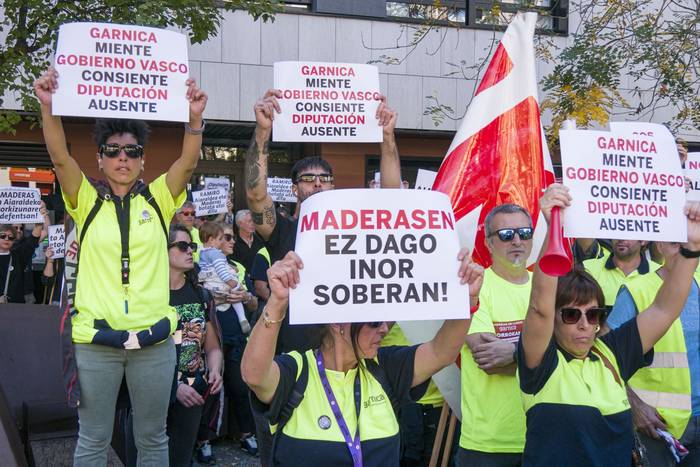 Aldundiaren bulegoak okupatu 50 1760709647369