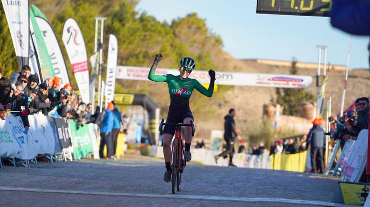 Espainiako Ziklokross txapeldunak dira Mirari Gotxi eta Iñaki Carro