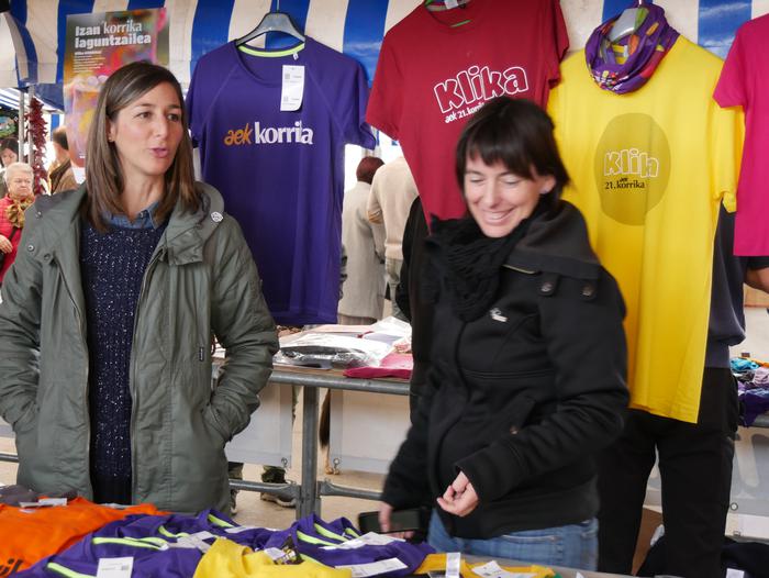 Neguko azokak hainbat jende  18 1545573126397