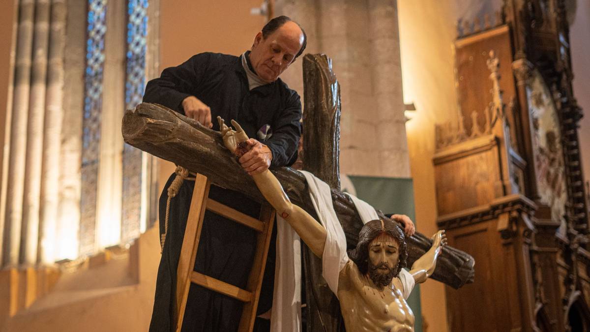 Gurutzetik jaitsi dute Urduñako Kristoren irudia, 75 urteren ondoren