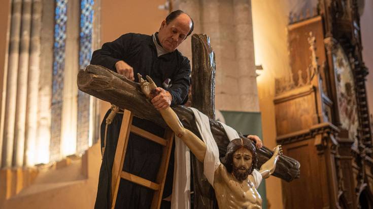 Gurutzetik jaitsi dute Urduñako Kristoren irudia, 75 urteren ondoren