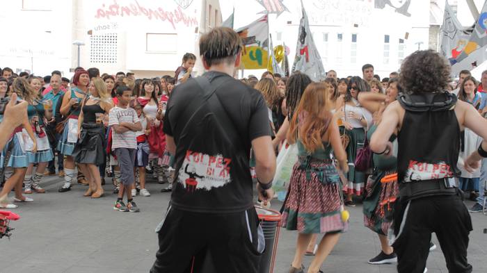 Suziria piztuta lehertu da j 49 1502803865262