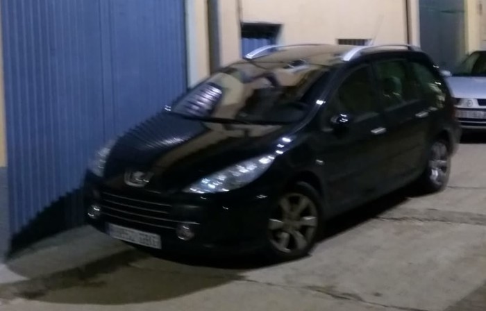 Auto bat lapurtu eta beste biren barruko objetuak ostu dituzte