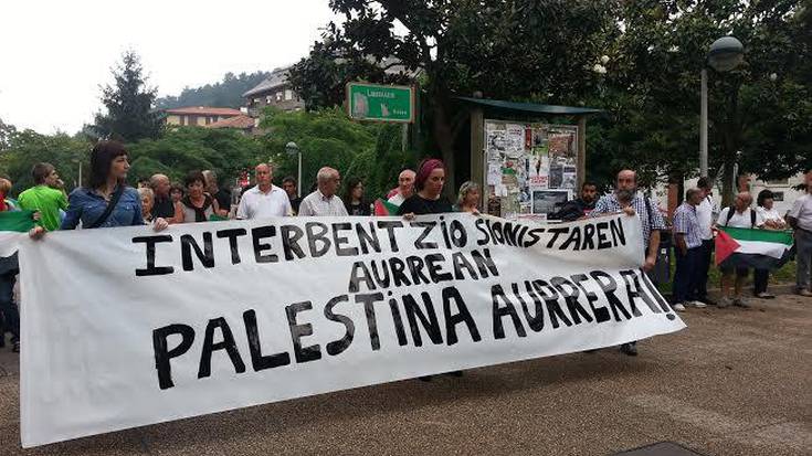 Palestinaren aurkako erasoa salatzeko elkarretaratzea