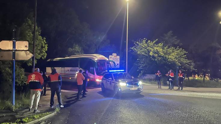 Txalo ironikoen artean egin diote ongi etorria Tubos Reunidoseko zuzendaritzak jarritako autobusari