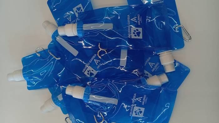 Amurrioko Udalak doako botila tolesgarriak banatuko ditu, txakurrekin egiten diren ibilaldietan espazio publikoen garbiketa sustatzeko