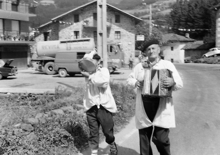 Salbador Ugarte Amundarain, orozkoar bat trikitiari emana