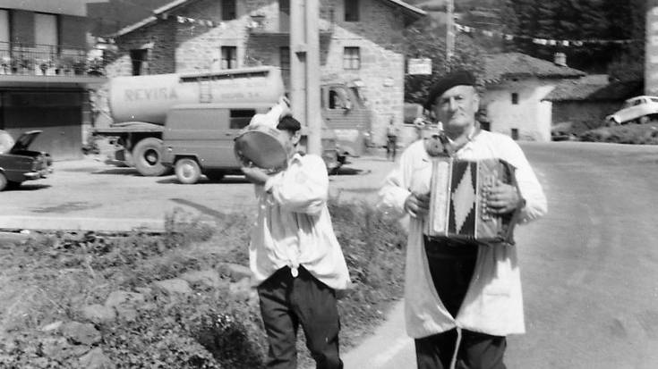 Salbador Ugarte Amundarain, orozkoar bat trikitiari emana