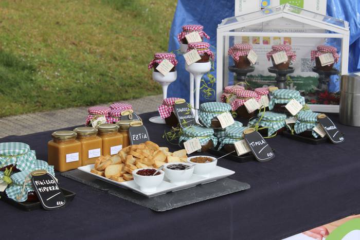 Baserri Azoka egin dute Okon 10 1521978687555