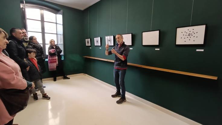 David Hoskingen erakusketatik bisita gidatua eskaini dute, artistaren beraren eskutik