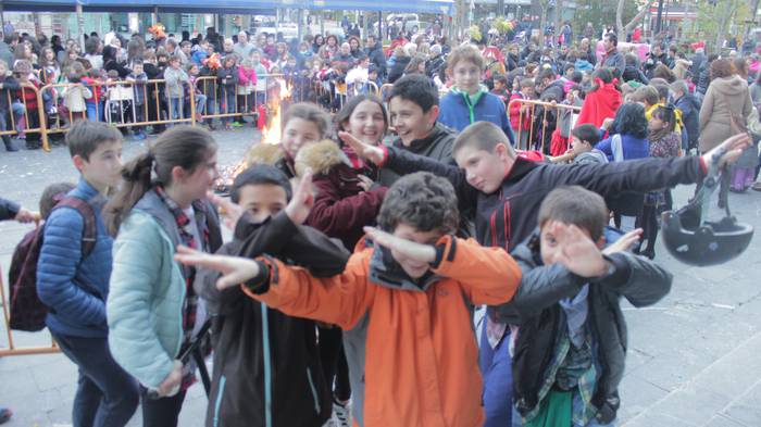 Suak agurtu zituen Aratustea 15 1488368955898