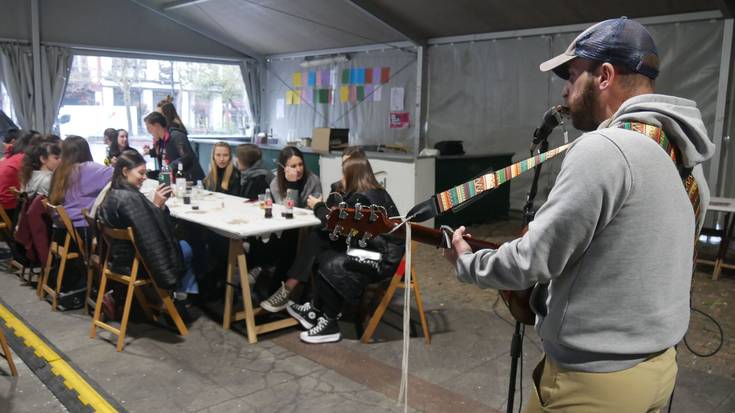 Bazkaria, kalejira eta musika uztartu dituzte Urduñako XXII. Gazte Egunean