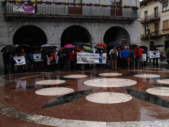 88 pertsona bildu dira Alaitz Aramendiri ezarritako 18 urteko kartzela zigorra salatzeko mobilizazioan
