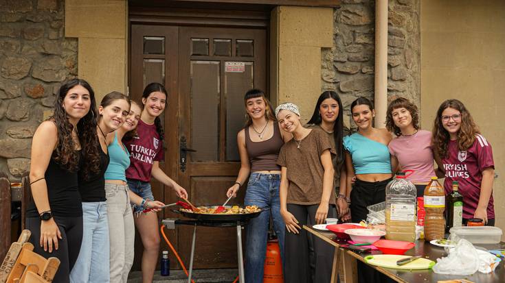 Paella txapelketarekin hartu dituzte indarrak Orozkon, txupinazoa baino lehen