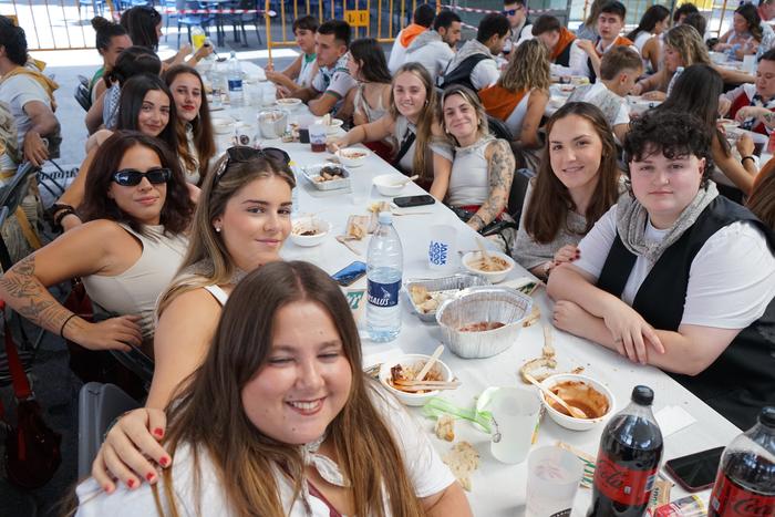 Jendetza batu da kuadrillen  16 1756401807736