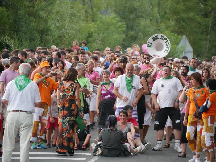 Ura eskatzen zeharkatu dute  6 1536436298056