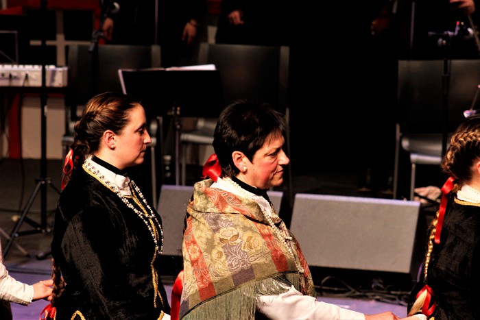 Eskualdeko ehundik gora dantzari eta musikarik koloreztatu zuten Amurrio Antzokiko oholtza - 18