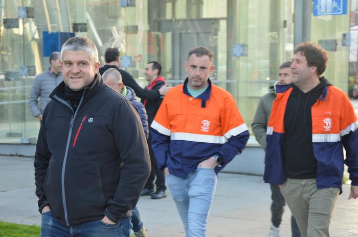 Tubos Reunidoseko langileek  3 1772101019723