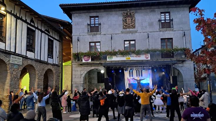 'Orozko Kantuz' abestia dantzatu zuten herritar ugarik ostegunean