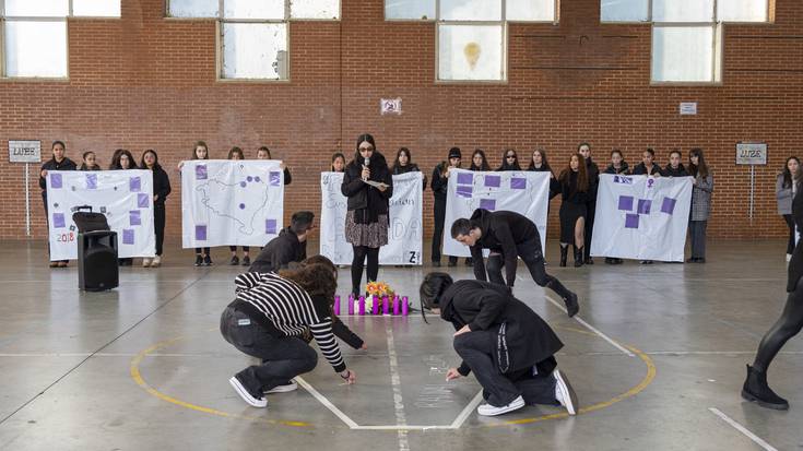 Patriarkatuaren hileta irudikatu dute Laudioko Institutuko ikasleek biolentzia matxistarik gabeko gizartea aldarrikatzeko