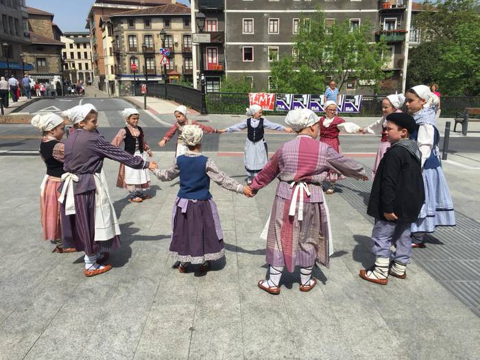 Ehunka dantzari eta ikusle b 5 1524460680966