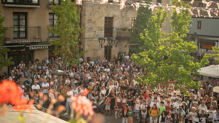 Aurtengo jaietako kartelaren bila dabiltza Orozkon