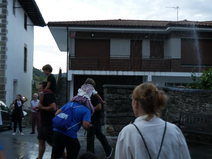 Ura eskatzen zeharkatu dute  67 1536437486093