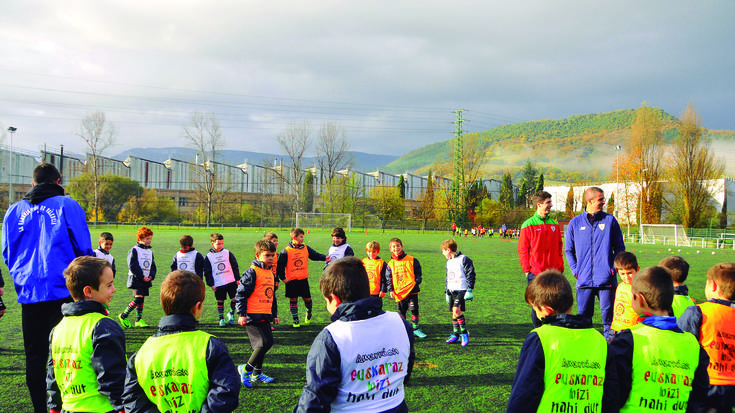 6-7 urteko haurrak, igandero futbol bidez euskara praktikatzen