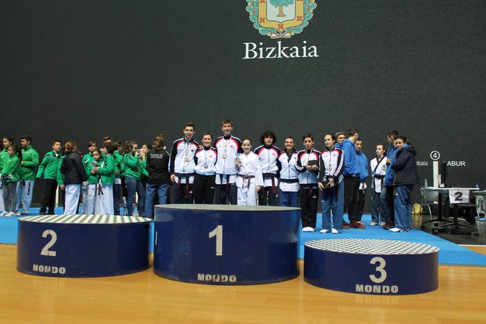 Urrezko bost domina lortu di 4 1519024073025