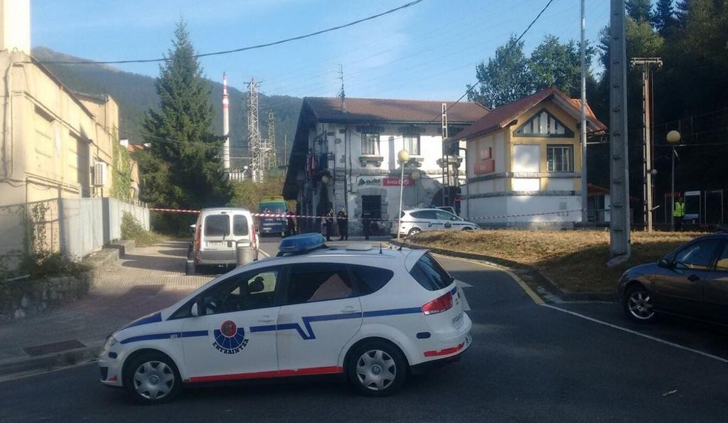 Iaz Aretako geltokian hil zen gaztearen aitak sinadura bilketa abiatu du harrapaketak ekiditeko