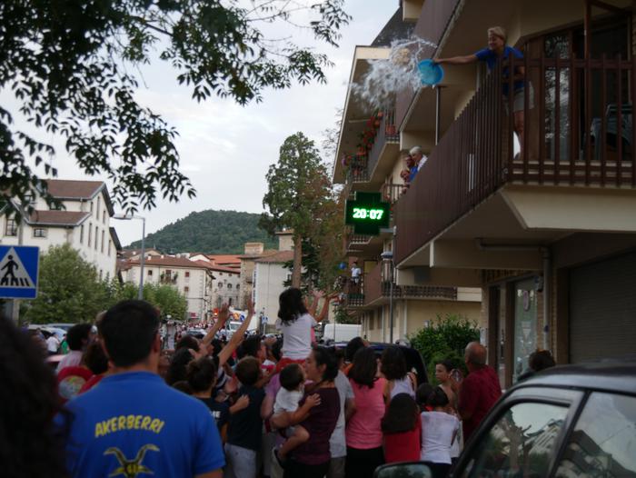 Ura eskatzen zeharkatu dute  17 1536436510598